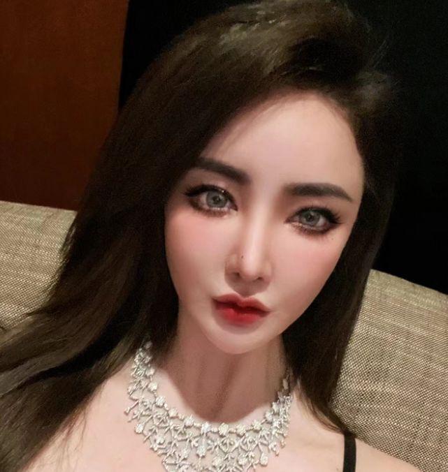 半岛·综合体育入口刘雨欣国外庆35岁生日罕见晒与女儿合影模样大变酷似网红脸(图7)