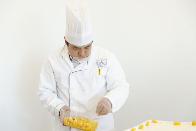 半岛·综合体育暖岸花甜左李果：开一家有人情味的蛋糕店(图2)