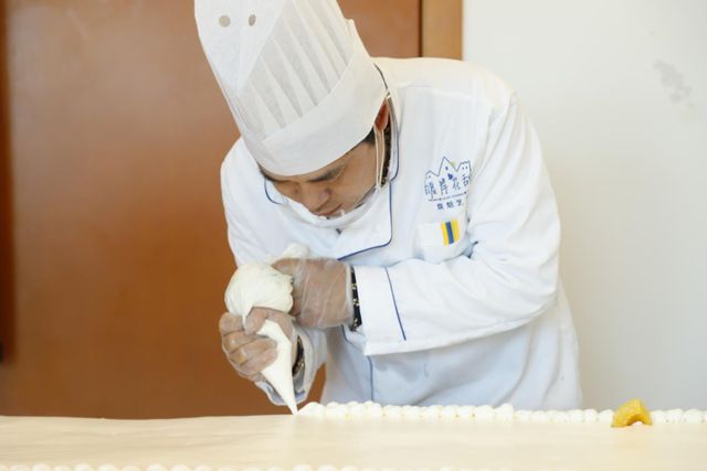 半岛·综合体育暖岸花甜左李果：开一家有人情味的蛋糕店(图3)