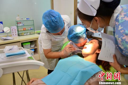 半岛·综合体育经常喝这些饮品？当心牙齿变黄(图1)