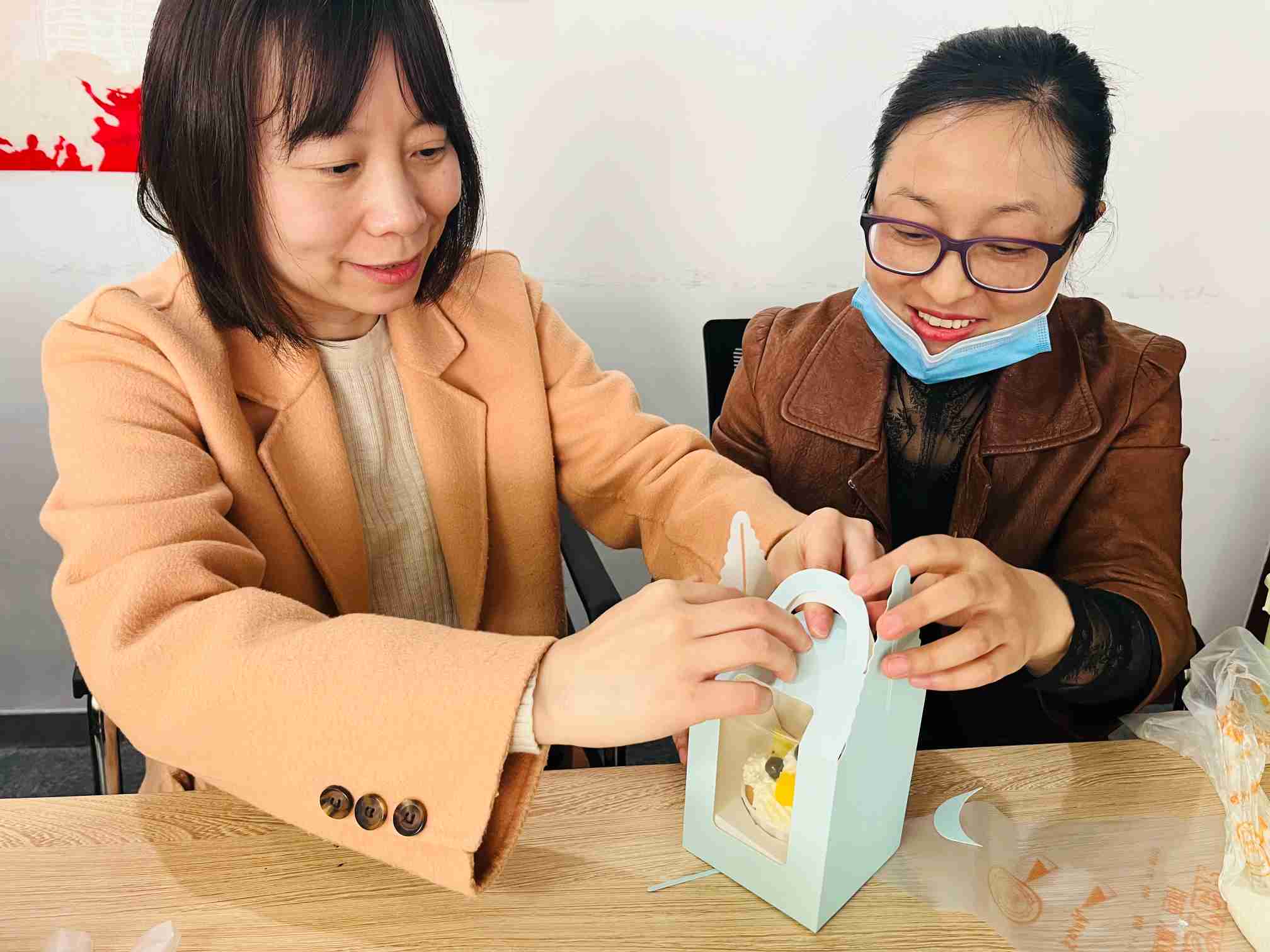 半岛·综合体育“特别有成就感！”硚口区开展幸福加“焙”蛋糕DIY活动(图3)