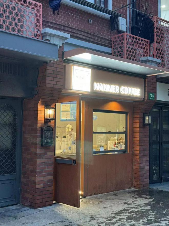半岛·综合体育入口挥拳相向、往顾客头上泼咖啡粉……涉事门店正常营业品牌方回应→(图2)