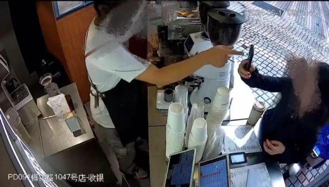 半岛·综合体育(中国)官方网站泼咖啡粉、掌掴顾客！Manner咖啡深夜致歉！(图3)