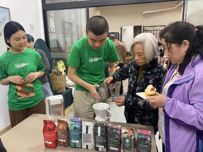 半岛·综合体育入口百年弄堂飘出咖啡香居民在家门口悠享慢时光(图3)