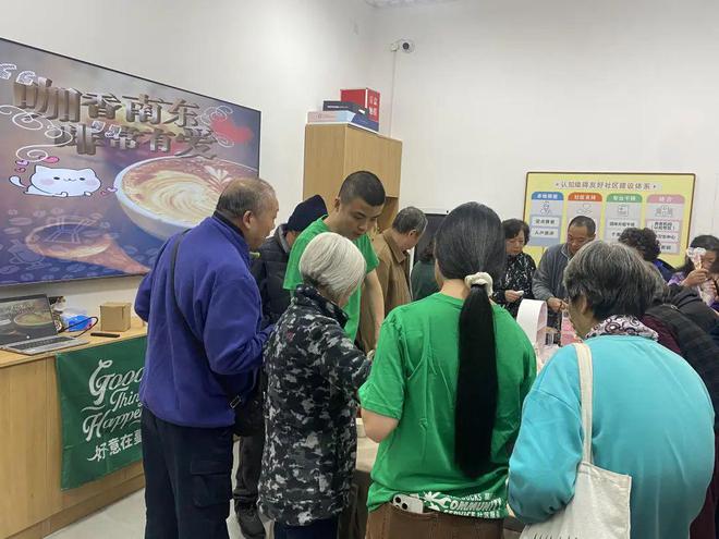 半岛·综合体育入口百年弄堂飘出咖啡香居民在家门口悠享慢时光(图2)
