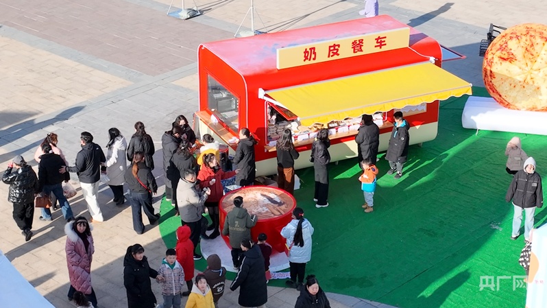 半岛·综合体育(中国)官方网站新春走基层 内蒙古“奶皮小镇”上演奶皮年货花式吃法(图1)