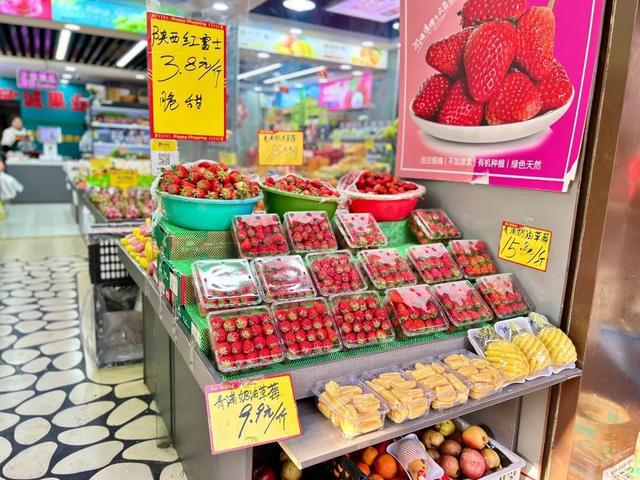 半岛·综合体育入口草莓价格回落抓紧享受一波“甜蜜福利”(图1)