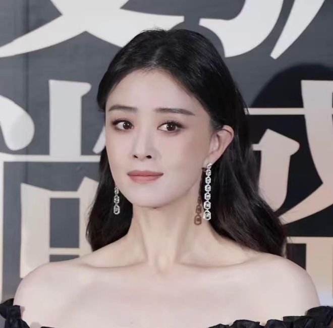 半岛·综合体育(中国)官方网站蒋欣成功减肥走红毯锁骨显露引发热议！(图1)