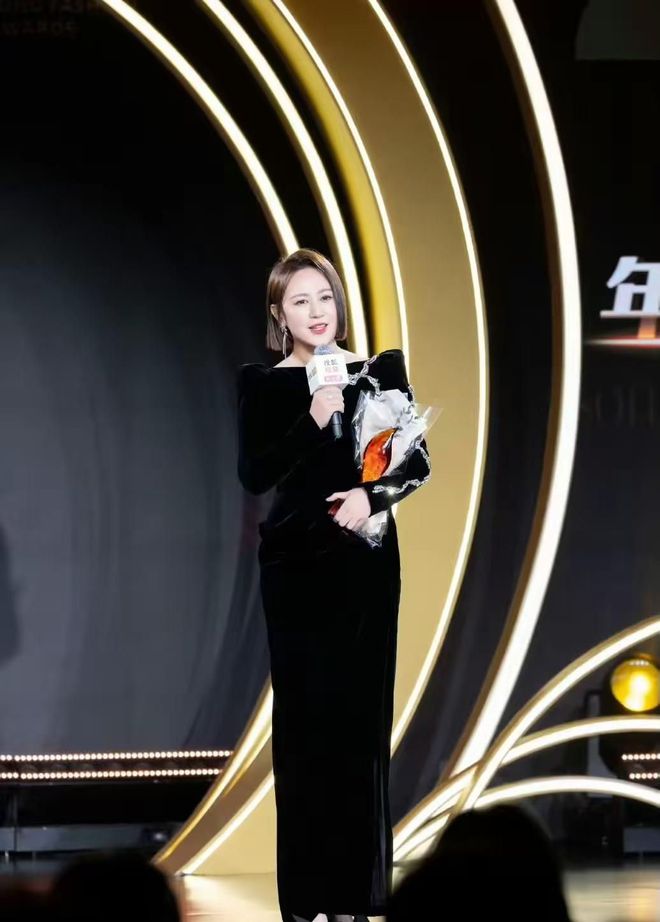 半岛·综合体育(中国)官方网站蒋欣成功减肥走红毯锁骨显露引发热议！(图2)