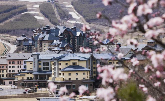 半岛·综合体育入口张家口丨太舞滑雪小镇北欧风格的千人活动场地尽享四季美景(图1)